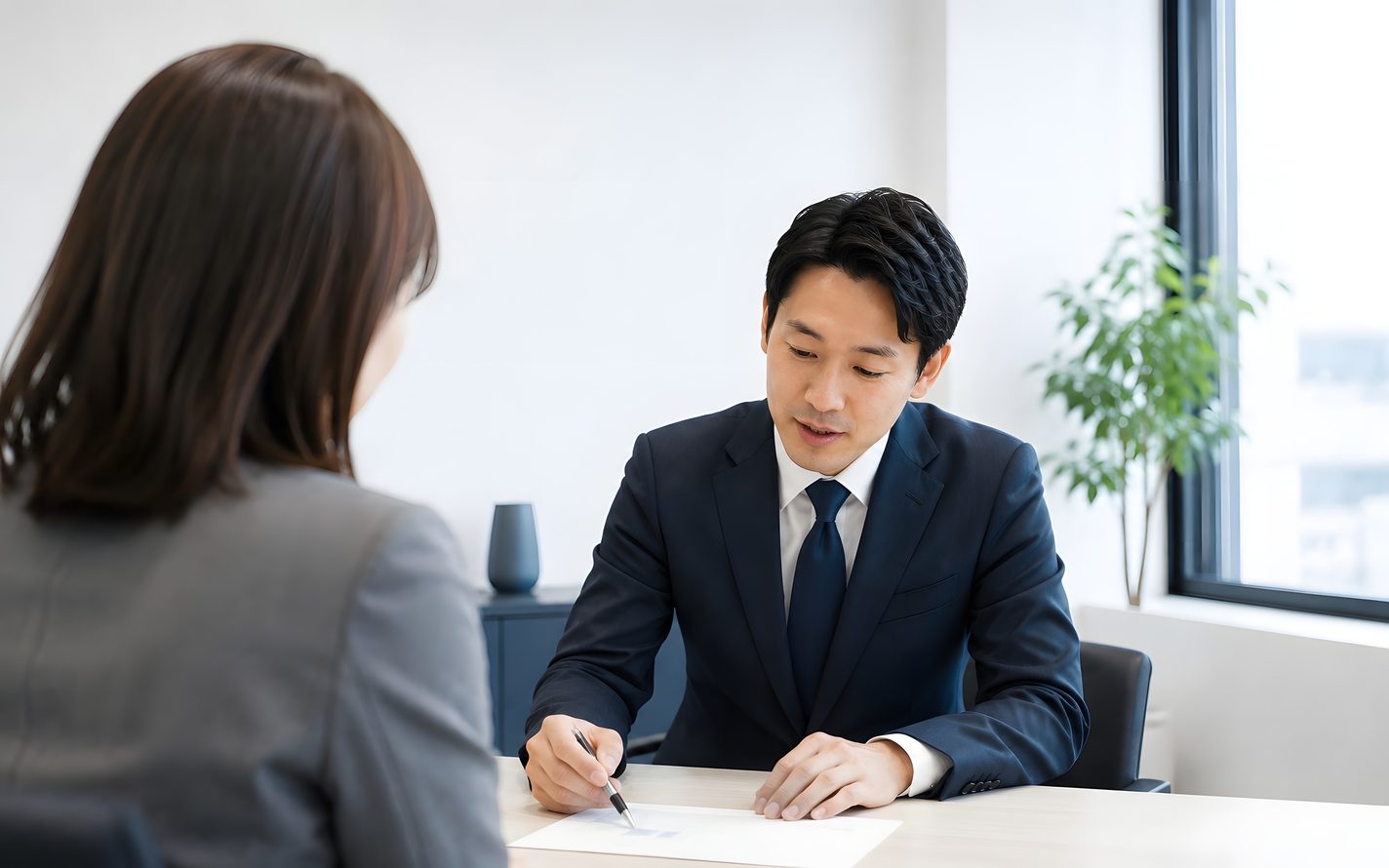札幌市手稲区の事務所で、書類を前に手続きの内容を確認しているところ